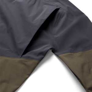 Détail de la poche latérale de la veste Simms G3 Guide.