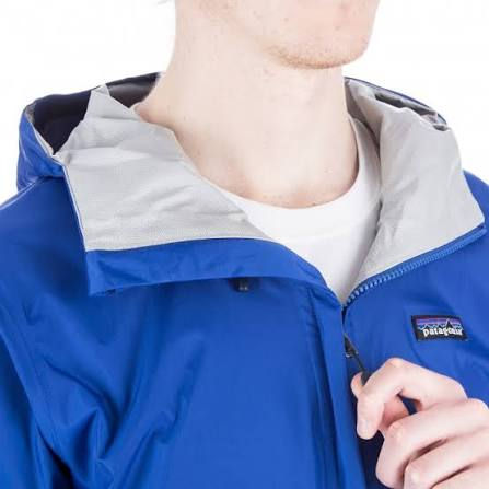 Col et logo de la veste de pluie Patagonia Torrentshell homme bleu