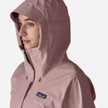 Femme portant la capuche de la veste Patagonia Torrentshell 3L