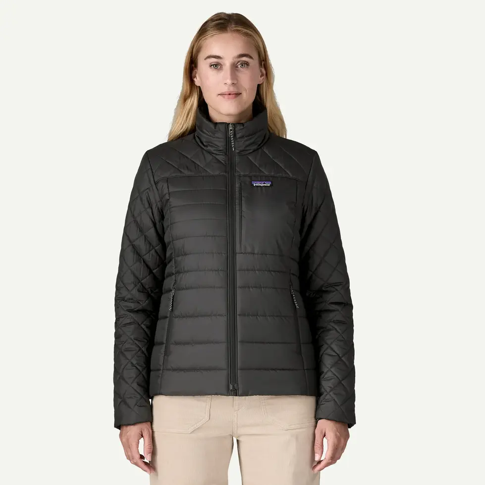 Veste Patagonia Radalie noire portée par une femme.