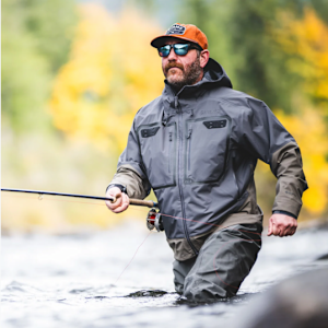 Pêcheur en Veste de Pluie Simms G3 Guide - Homme dans une rivière.
