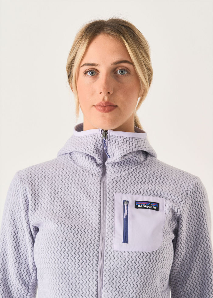 Femme portant un Patagonia Hoodie R1 Air Full-Zip lilas