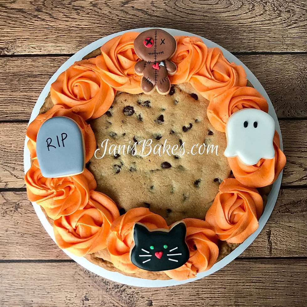Cookie Cake with buttercream and 4 minis