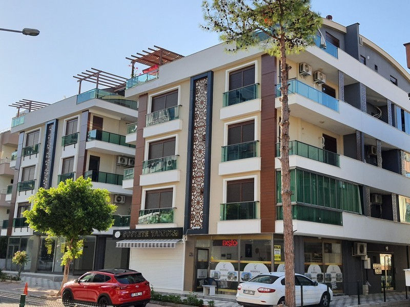 Ticari ve konuttan oluşan yenileme projemiz Çallı kavşağındadır. Toplam iki adet blok, 18 adet daire ve 5 adet ticari üniteden oluşmaktadır.