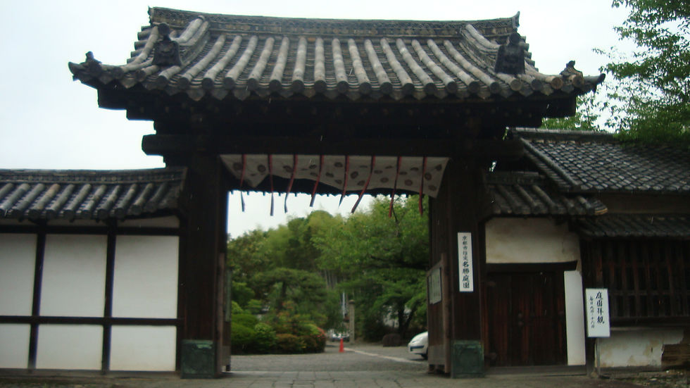 瓦屋根の勧修寺の門と、その先に続く境内
