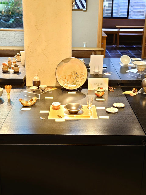 展示された秋のうつわと和食器のコレクション