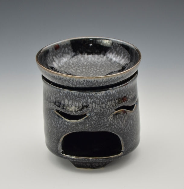 切り込み模様が入った黒釉の茶香炉
