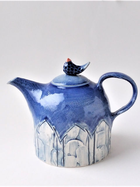 青い小鳥のつまみが付いた陶器のティーポット