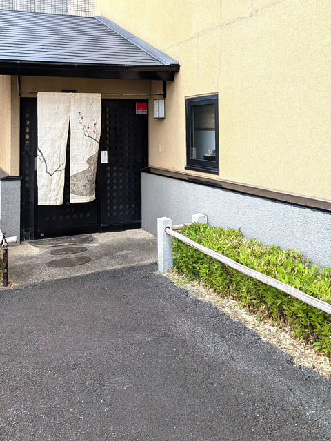 暖簾がかかった涼やかな印象の和風建築の玄関