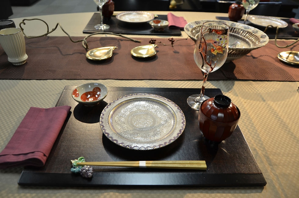 銀の皿と漆の椀、絵付けのグラスを並べた秋の食卓