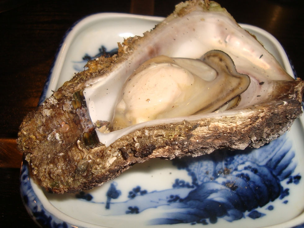染付の角皿にのった殻付きの焼き牡蠣
