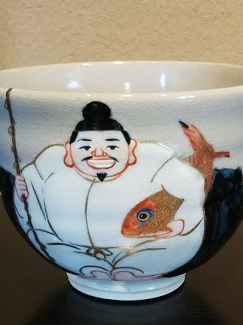 鯛を抱えた恵比寿様を描いた茶碗