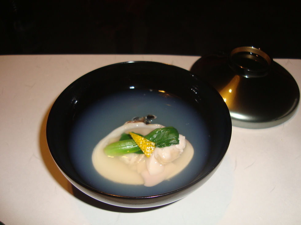 黒い漆の椀に、青菜と柚子を添えた清らかな吸い物。蓋は横に置かれている