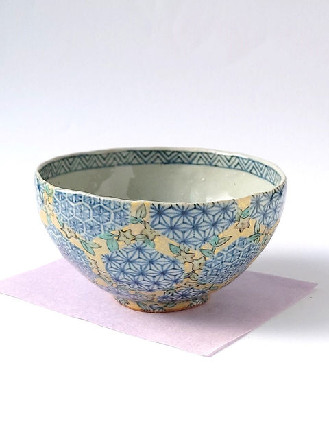 染付の青と金地が美しい麻の葉文様の茶碗