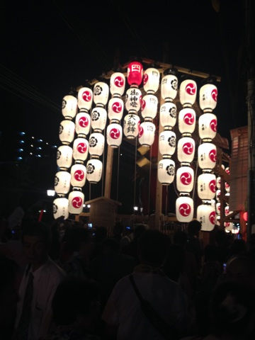 宵山の夜に赤い丸紋の提灯が灯る大船鉾