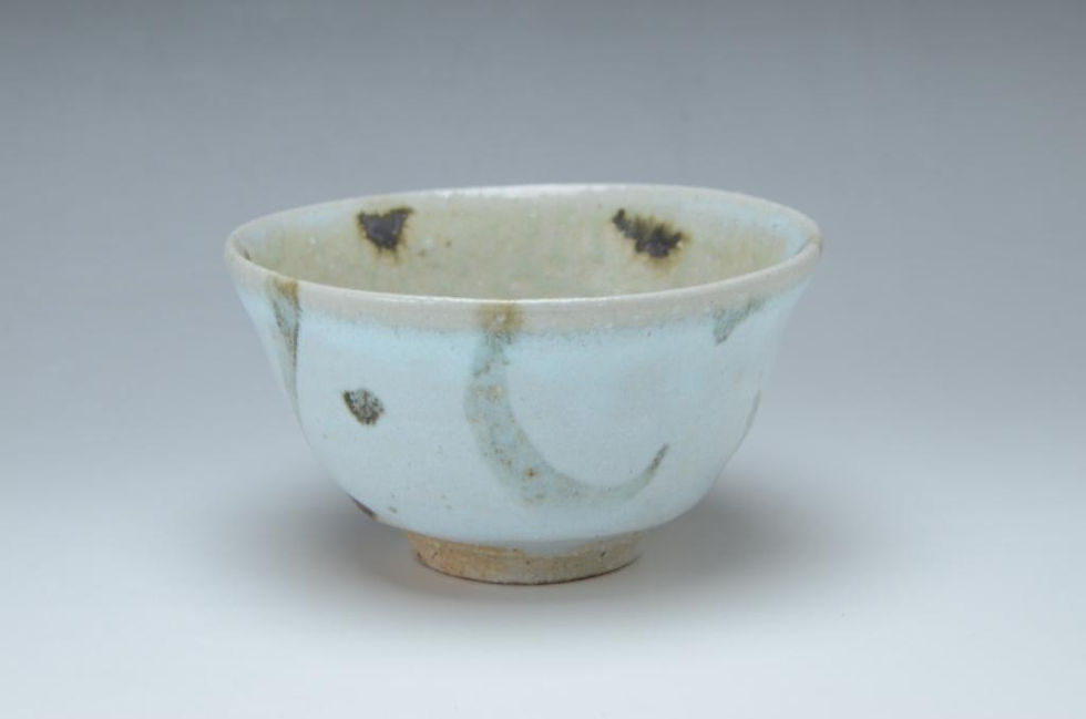 淡い青白の釉薬に、茶色の鉄絵がのった飯茶碗(外側)