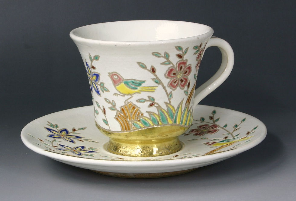黄色い鳥と花を色絵で描いた、金彩の高台のコーヒーカップ&ソーサー
