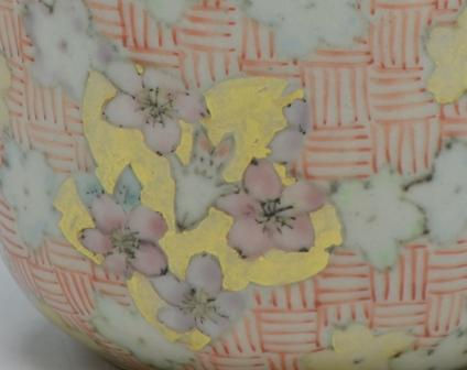金彩と淡い桜の花びらを描いたマグカップの絵付けのアップ