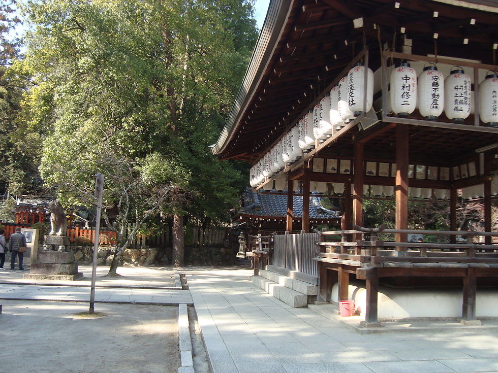 今宮神社の社殿と、白い提灯が並ぶ境内の様子