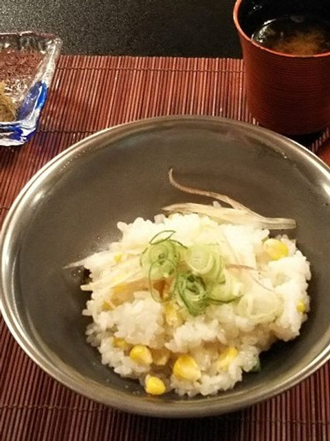 はり清のご飯。金属の器にとうもろこしご飯、横に漬物と赤だし