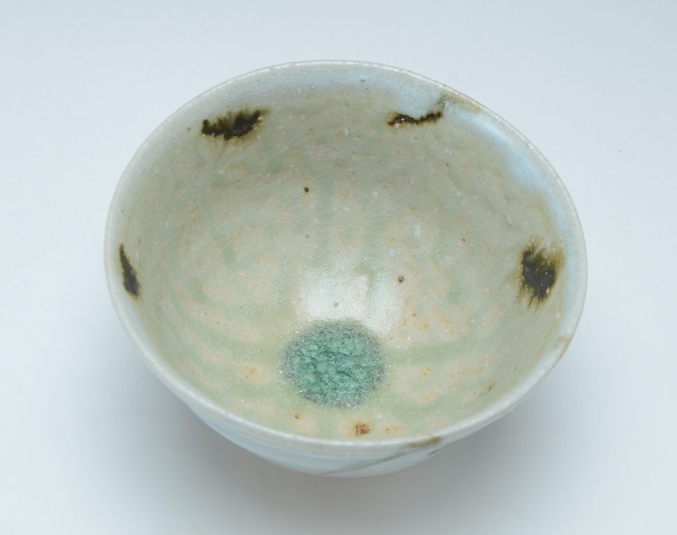 淡い緑がかった飯茶碗の見込み(内側)。底に緑の釉溜まりがある