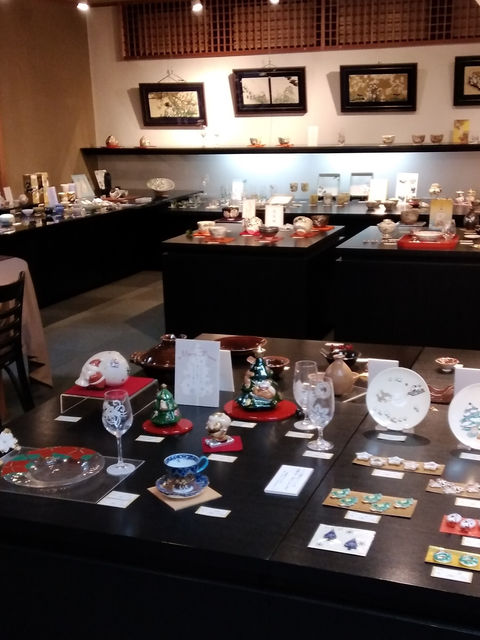 郷まつり内覧会で展示されている工芸品や器の様子