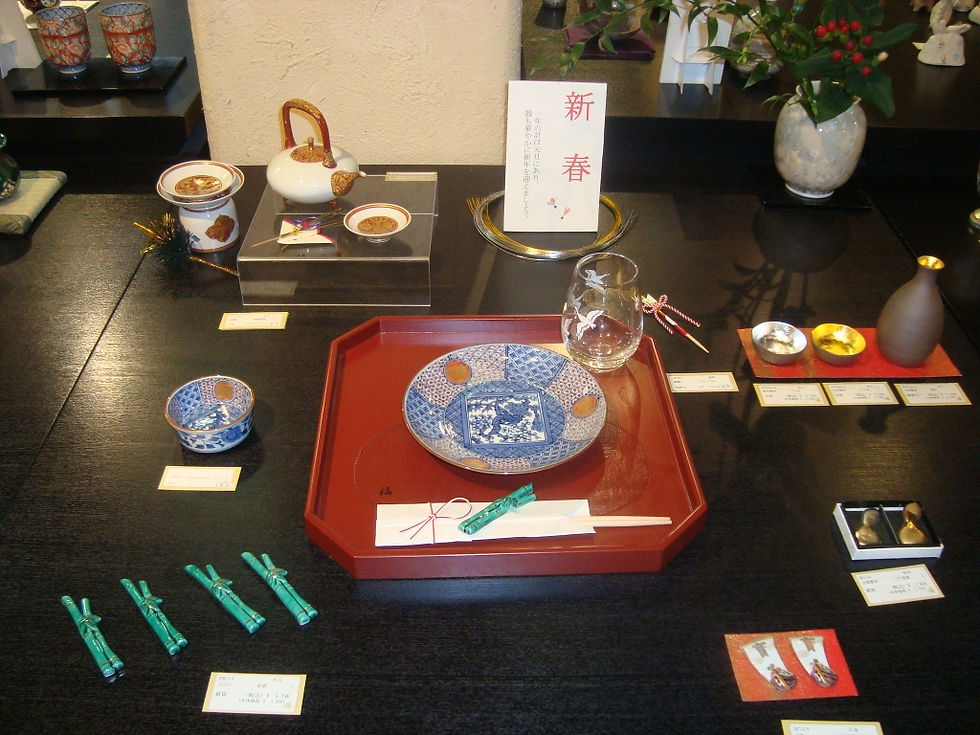 赤い角盆に染付の皿と箸を置いた「新春」の展示
