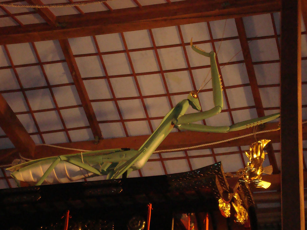 屋根の下に据えられた、蟷螂山の大きなカマキリの飾り