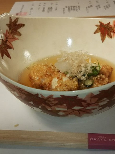 紅葉柄の舟形の器に盛った揚げ物の煮物。桜鶴苑の先付