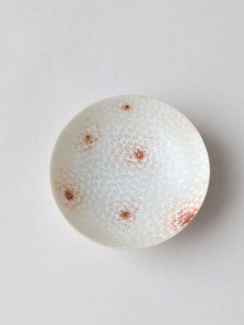 繊細な白菊が描かれた白菊の盃の俯瞰写真