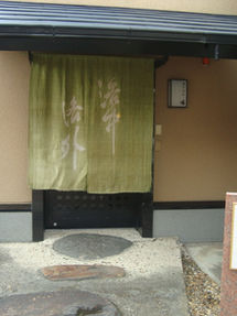 今度は西玄関から‥
