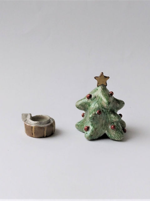 蓋を外したクリスマスツリー形の香合、星の飾りと赤い玉