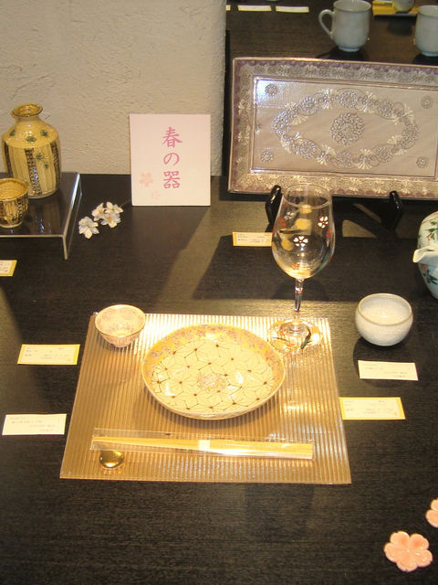 「春の器」の札と、桜色の小皿・徳利・ぐい呑・急須を並べた春のテーブル展示