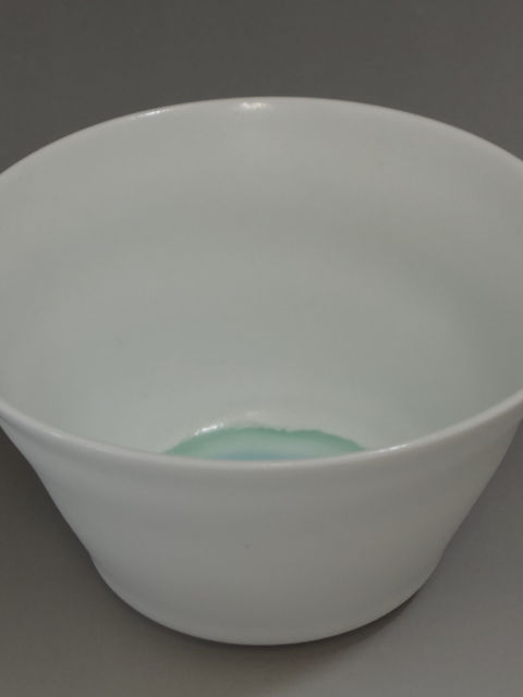 白磁マットの器を斜めから見た様子。口が広がった形