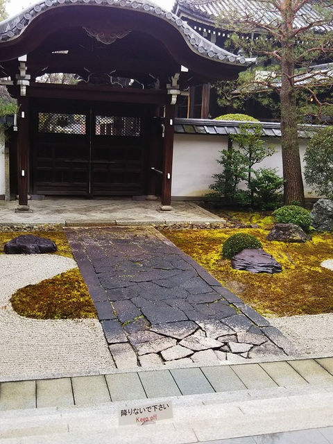 本法寺「十の庭」。石畳の通路と苔、白砂の前庭