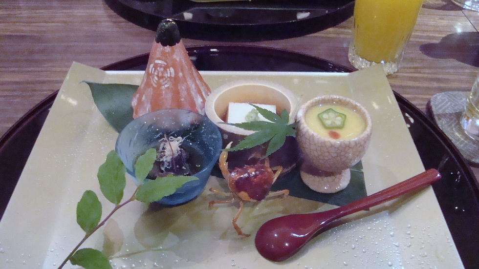 角皿に小鉢やおくら入りの蒸し物、赤い匙などを少しずつ盛った八寸