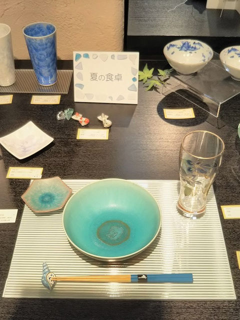 夏の食卓の展示。ターコイズの鉢、藍の花柄のグラスや小鉢、箸置きを並べた様子
