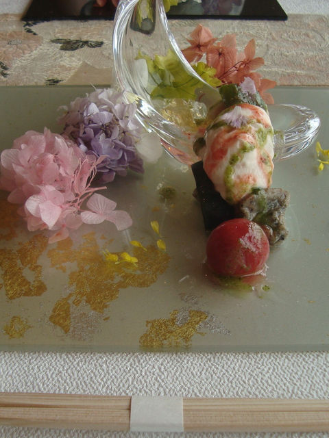 ガラスの角皿に、紫陽花の飾りと海老の料理、金箔をあしらった一皿