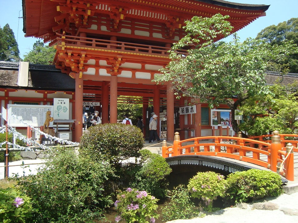上賀茂神社の朱塗りの楼門と橋
