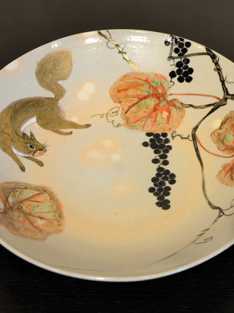 葡萄の房と蔦、栗鼠が描かれた飾り皿
