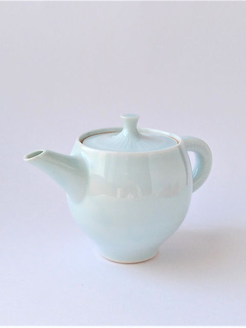 つまみ付きの蓋と、すっとした注ぎ口の青白磁の急須