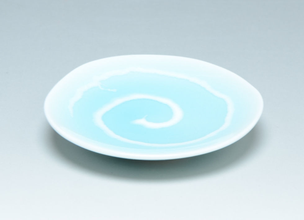 水色の釉薬に白い渦巻きを描いた青磁の豆皿
