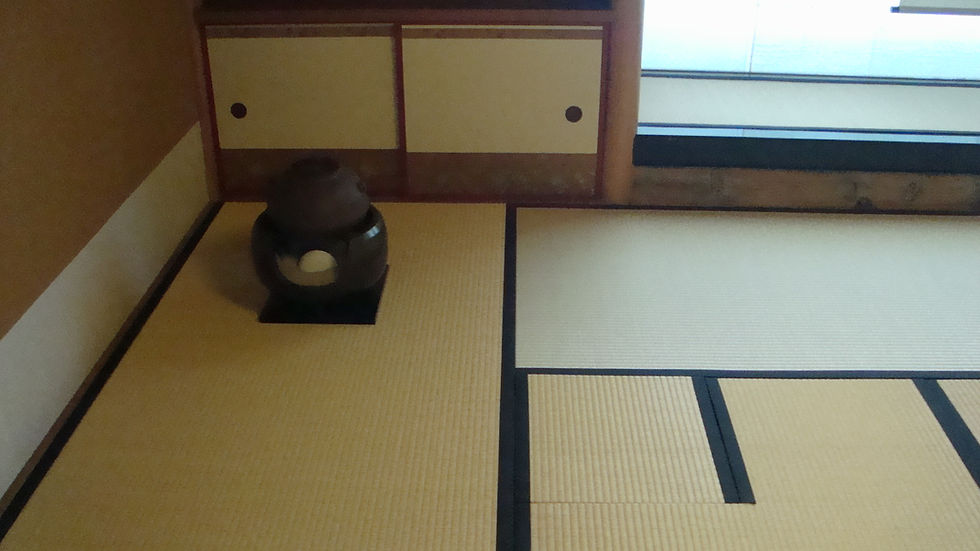 畳の上に風炉を置いた茶室