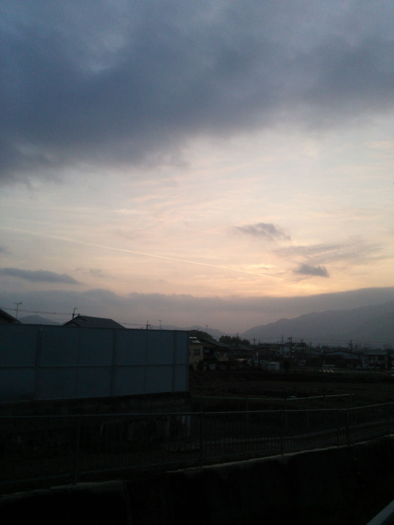 山並みの上に広がる夕焼け空