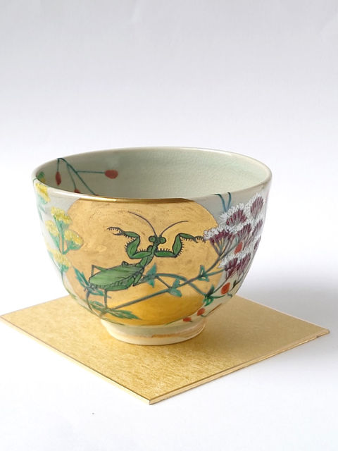 金色の月とカマキリ、秋の草花が描かれた抹茶碗