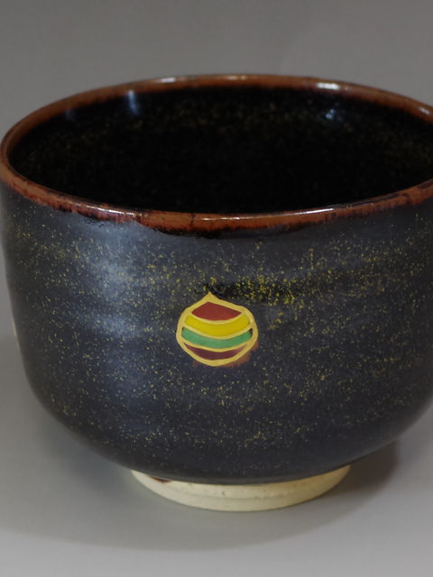 黒釉に黄・緑・赤の小さな宝珠文を描いた六地蔵茶碗の反対面