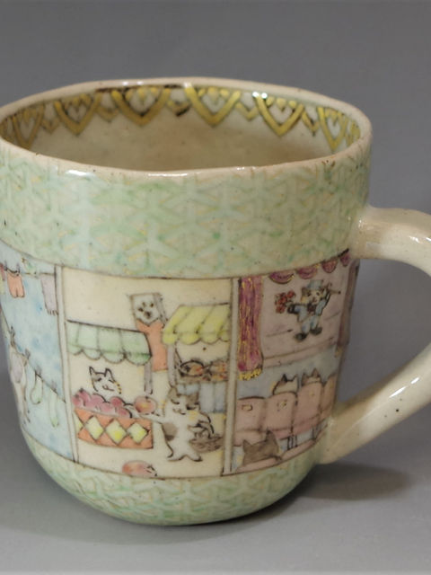 猫たちの町並みを絵付けした緑の縁取りのマグカップ、側面