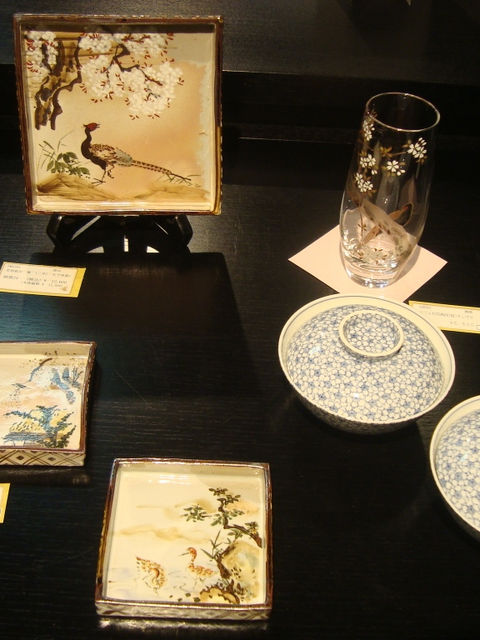 雉と桜を描いた角皿や青い染付の蓋物、グラスを並べた春の展示