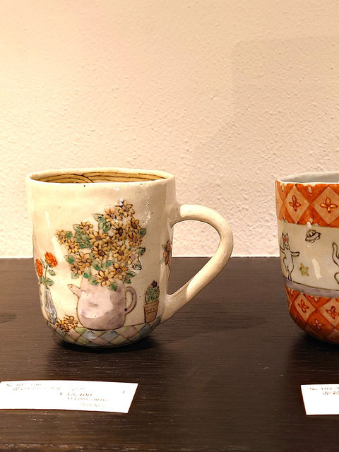 内田裕子陶展で展示された花やウサギ柄のマグカップ3点