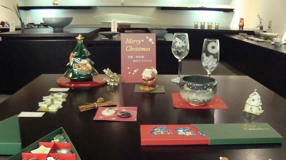 クリスマスツリーやサンタ、グラス、カード、赤と緑の箱を並べたクリスマスのテーブル